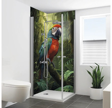 Badezimmer mit Dusche, Toilette und Fenster. Die Duschkabine zeigt ein Papageienmotiv.