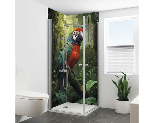 Badezimmer mit Dusche, Toilette und Fenster. Die Duschkabine zeigt ein Papageienmotiv.