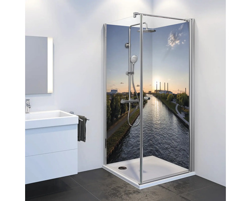 Salle de bain avec cabine de douche avec motif de rivière, lavabo et miroir