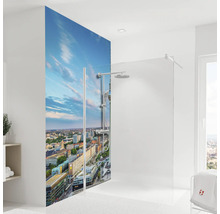 Douche à l'italienne avec motif urbain sur la paroi de douche