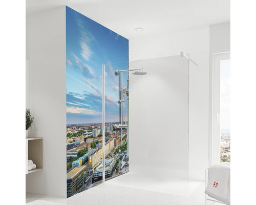 Douche à l'italienne avec motif urbain sur la paroi de douche