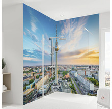 Salle de bains avec cabine de douche et panneau mural avec motif de Berlin