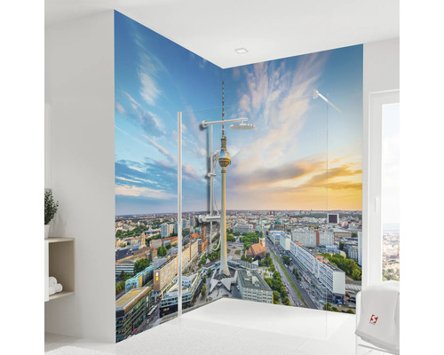 Salle de bains avec cabine de douche et panneau mural avec motif de Berlin