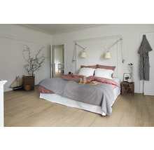 Chambre à coucher lumineuse avec lit double, table de chevet et décoration