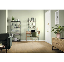 Salon avec bureau, étagère et canapé dans des tons clairs