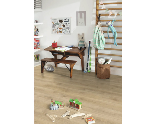 Chambre d'enfant avec bureau en bois, espalier et jouets sur le sol