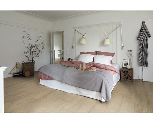 Chambre lumineuse avec lit double, plancher en bois et éléments décoratifs