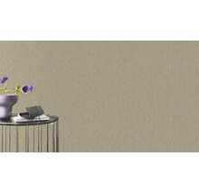 Scène avec un papier peint intissé beige en arrière-plan, une table avec des décorations au premier plan