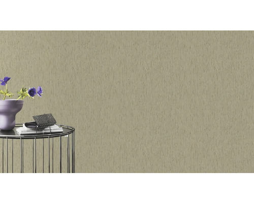 Scène avec un papier peint intissé beige en arrière-plan, une table avec des décorations au premier plan