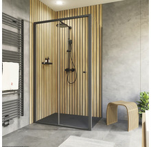 Badezimmer mit Dusche, Duscharmatur und Handtuchwärmer