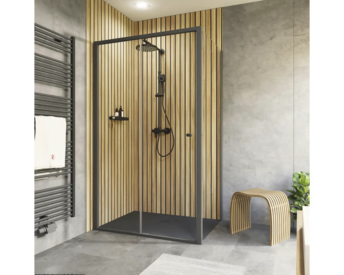 Badezimmer mit Dusche, Duscharmatur und Handtuchwärmer