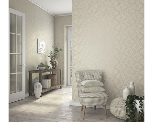 Intérieur avec papier peint à motifs, chaise et parquet