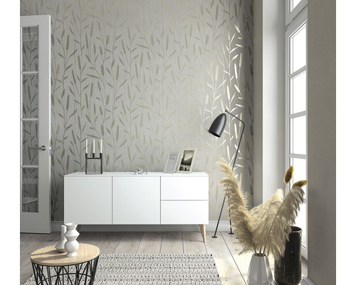 Espace de vie lumineux avec papier peint à motifs de feuilles, buffet, lampadaire et décoration