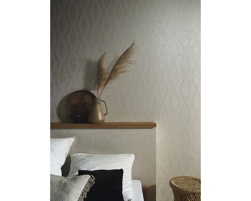 Chambre avec papier peint à motifs, lit, étagère et décoration