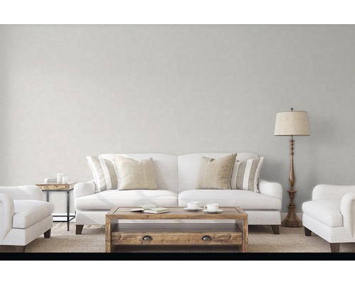 Salon avec canapé, fauteuil, table basse et lampadaire