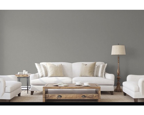 Salon avec canapé, fauteuil, table basse et lampadaire