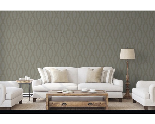 Wohnzimmer mit gemusterter Tapete, Sofa und Sesseln