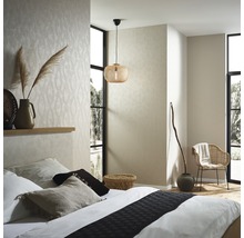 Schlafzimmer mit Bett, Fenster und Pendelleuchte aus Rattan