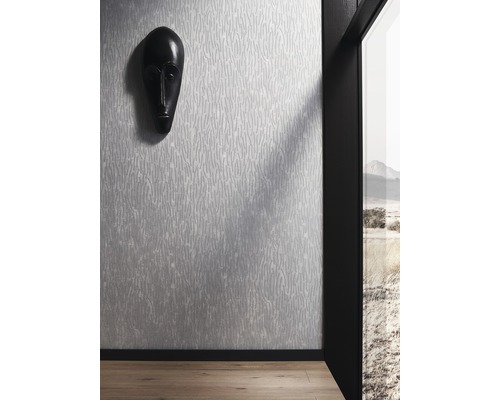 Vue d''une pièce avec du papier peint à motifs et un masque décoratif au mur