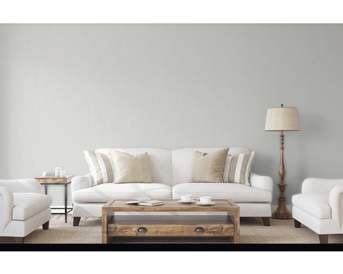 Salon avec canapé, fauteuil, table basse et lampadaire