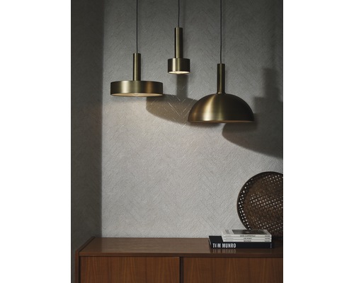 Drei Pendelleuchten aus Metall hängen über einem Holzschrank