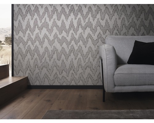 Salon avec papier peint à motifs et canapé