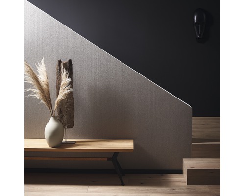 Aménagement intérieur décoratif avec table, vase et décoration murale au design moderne