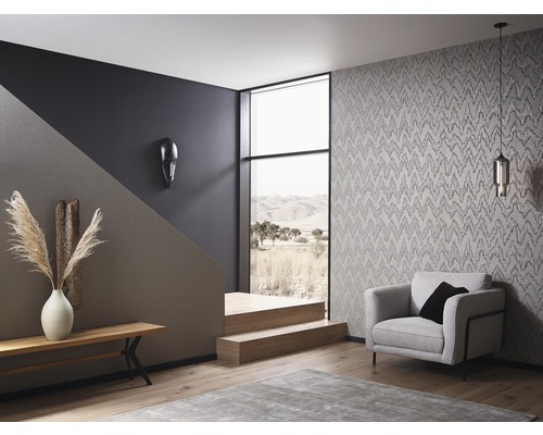 Intérieur avec fauteuil, lampe et papier peint décoratif