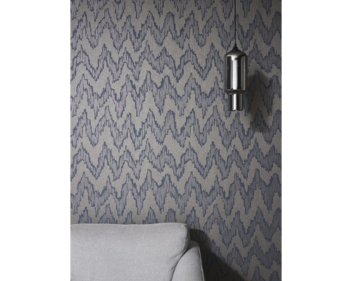Papier peint à motif en zigzag, lampe et partie de canapé