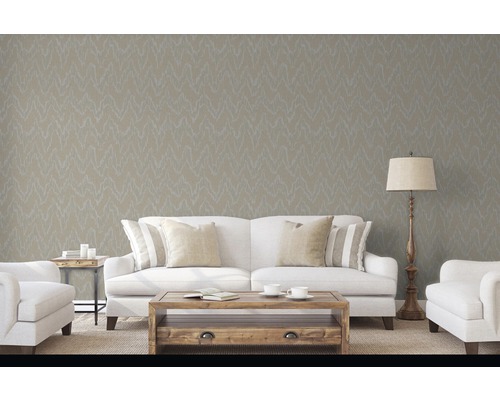 Salon avec canapé, fauteuil et papier peint à motifs