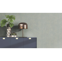 Mur avec motif géométrique de papier peint, décoré d'une lampe de table, de plantes en pot et d'une armoire