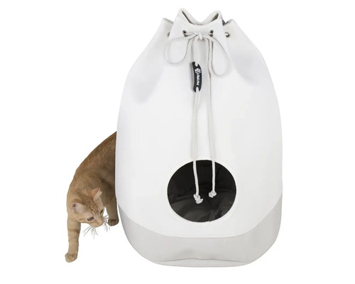 Katze betritt Katzenhaus in Beutelform