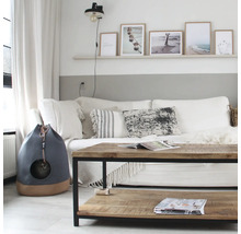 Wohnzimmer mit Sofa, Holztisch und Katzenhaus