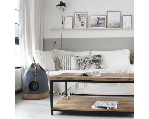 Wohnzimmer mit Sofa, Holztisch und Katzenhaus