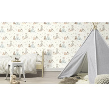 Chambre d'enfant avec une tente et un papier peint à motifs animaliers