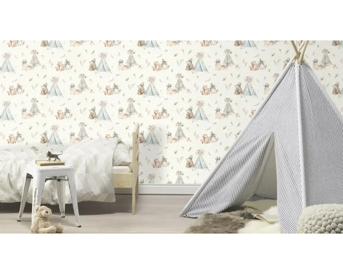 Chambre d'enfant avec une tente et un papier peint à motifs animaliers