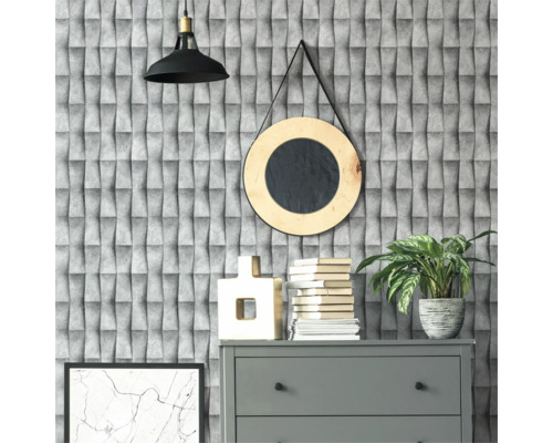 Intérieur décoratif avec commode grise, livres, plante d'intérieur et miroirs ronds devant un papier peint structuré