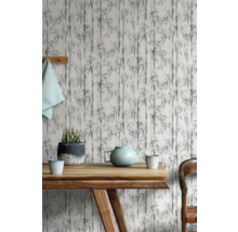 Mur avec motif de bambou, table avec théière et tasse