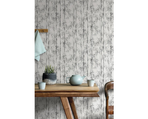 Mur avec motif de bambou, table avec théière et tasse