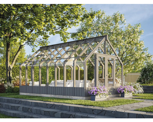 Gewächshaus mit Glaswänden und grauer Rahmenkonstruktion im Garten.
