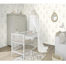 Chambre d'enfant lumineuse avec lit à barreaux, armoire, commode à langer et papier peint à motifs de lapins
