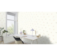 Pièce lumineuse avec papier peint à motifs de cœurs, bureau et fenêtre