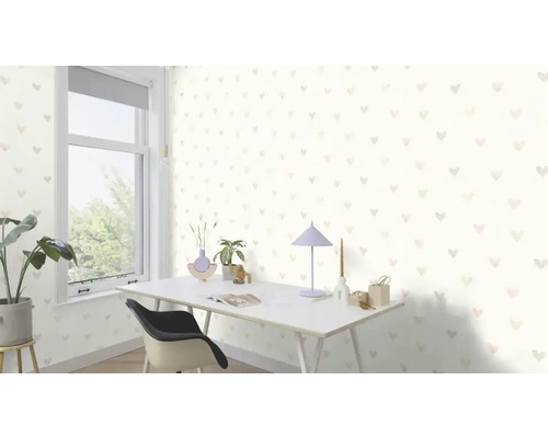 Pièce lumineuse avec papier peint à motifs de cœurs, bureau et fenêtre