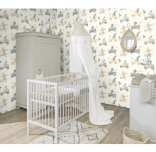 Kinderzimmer mit Kinderbett, Schrank, Kommode und gemusterter Tapete mit Tiermotiven