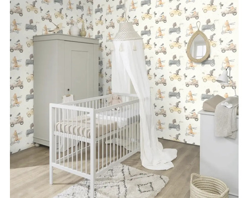 Kinderzimmer mit Kinderbett, Schrank, Kommode und gemusterter Tapete mit Tiermotiven