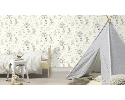 Chambre d'enfant avec papier peint à motifs de cirque, tente de jeu et lit