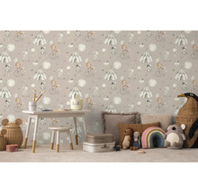 Chambre d'enfant avec papier peint sur le thème du cirque, table et jouets