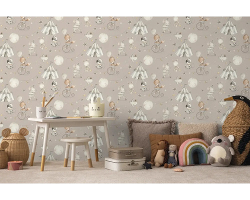 Chambre d'enfant avec papier peint sur le thème du cirque, table et jouets