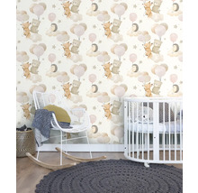 Chambre d'enfant avec papier peint à motifs, fauteuil à bascule et lit de bébé