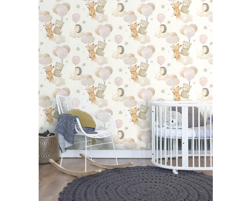 Chambre d'enfant avec papier peint à motifs, fauteuil à bascule et lit de bébé